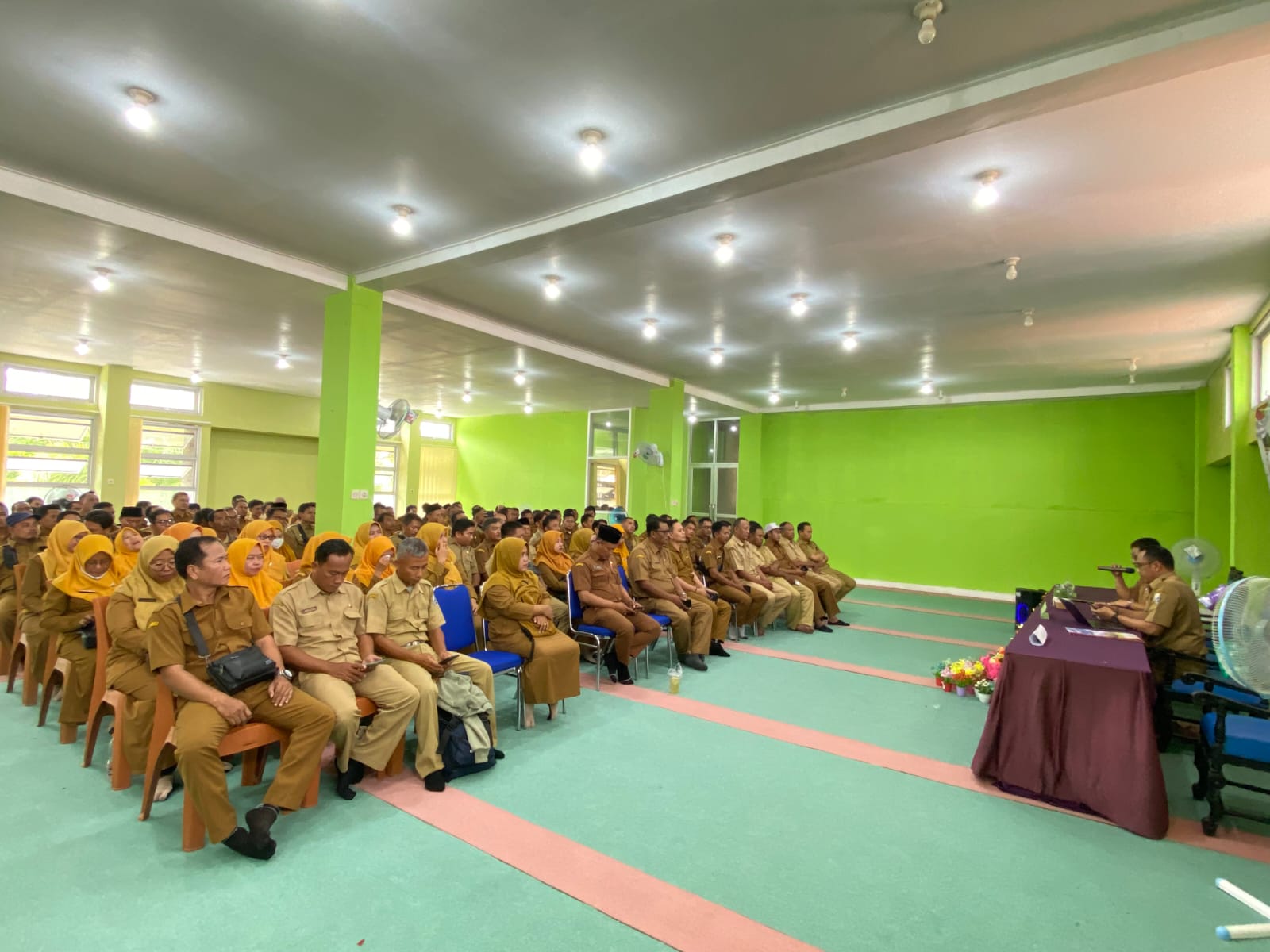 DIPERPANJANG: Ratusan PPPK mengikuti perpanjangan kontrak di Aula BKPSDM Sampang, Selasa (9/12).