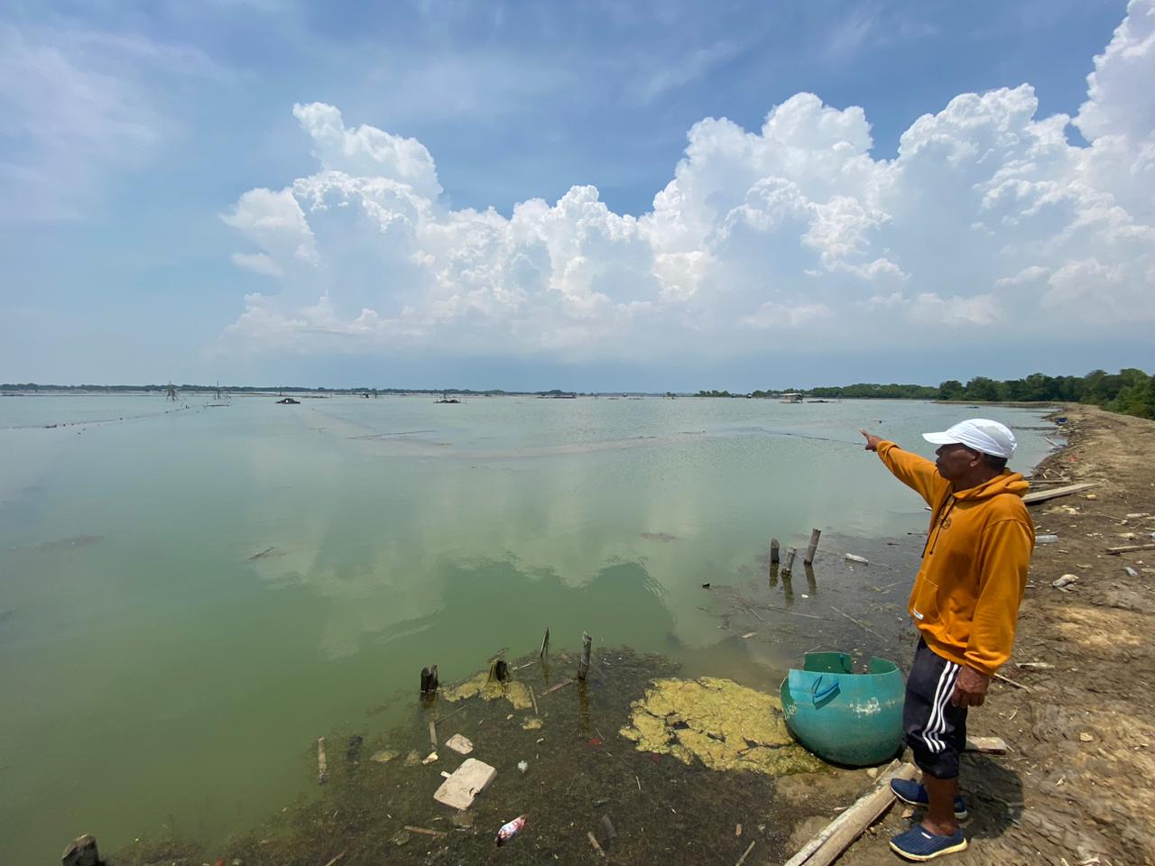 MUSIBAH: Warga menunjukkan lahan tambak yang terendam banjir di Desa Disanah, Kecamatan Sreseh, Sampang, Selasa (9/12).