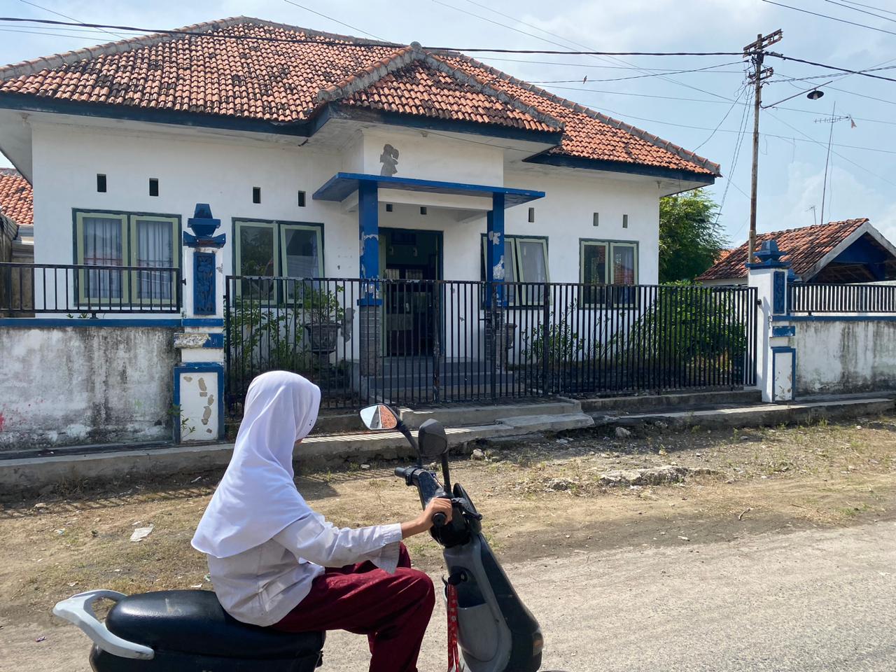 USANG: Warga melintas di depan museum di Kelurahan Karang Dalem, Kecamatan Sampang, Selasa (9/12).