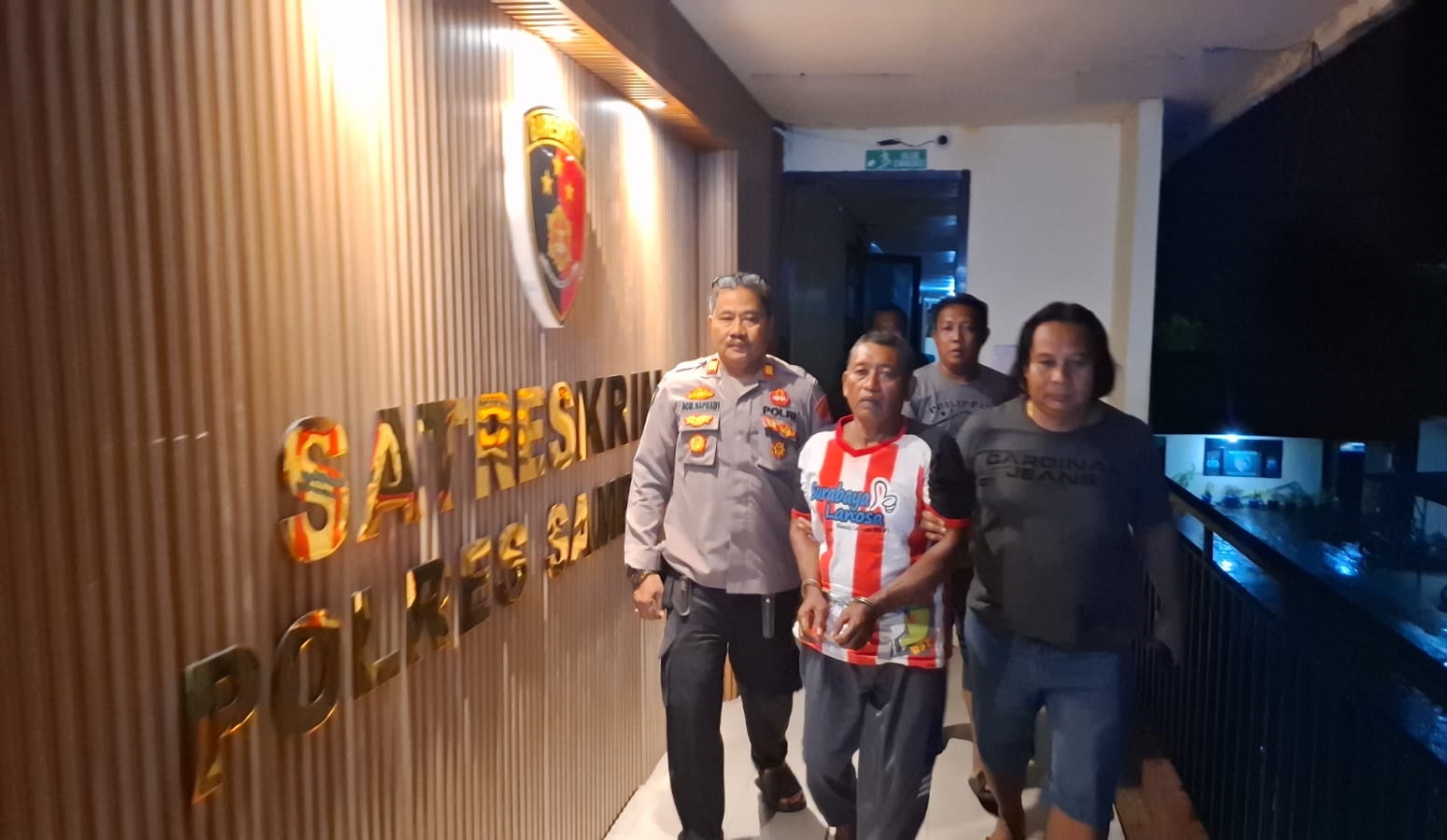 TERCIDUK: MD digiring menuju ruang UPPA Satreskrim Polres Sampang, Senin (8/12) malam.