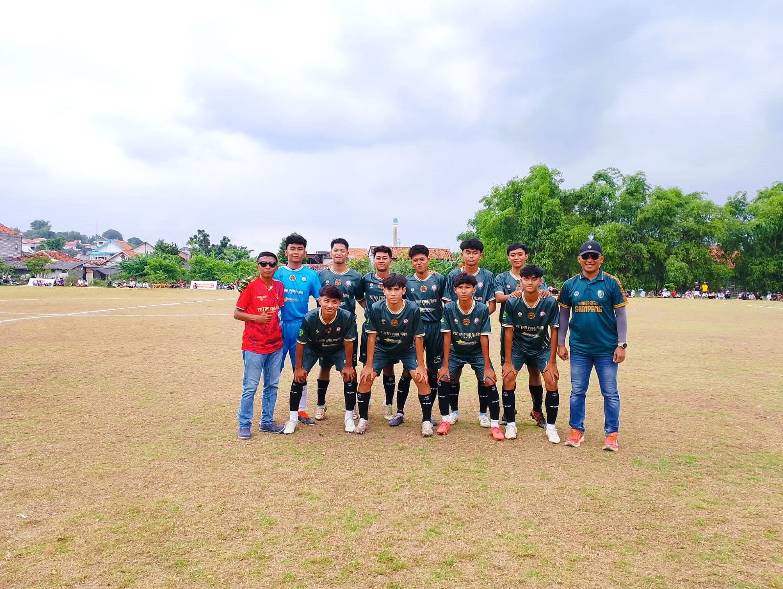 CERAH: Tim klub Putra Pahlawan berfoto bersama di lapangan sepak bola SSC Sampang sebelum bertanding, Senin (8/12).