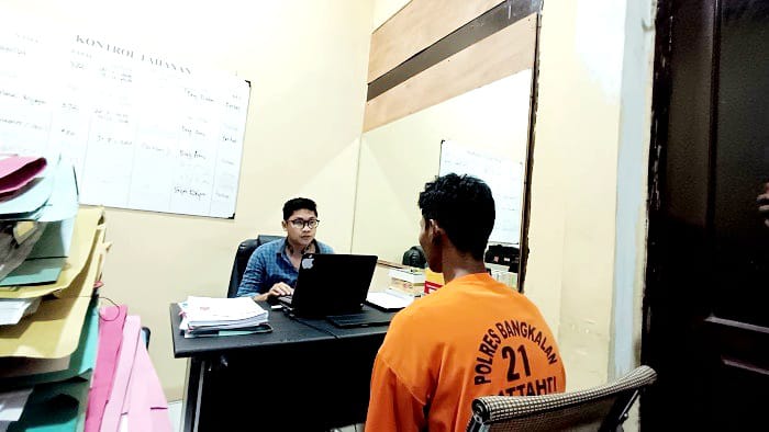 TAK BERKUTIK: Tersangka pencurian kendaraan bermotor Zainal Fata diperiksa penyidik Satreskrim Polres Bangkalan Rabu&nbsp;(10/12). (ZEINAL ABIDIN/JPRM)