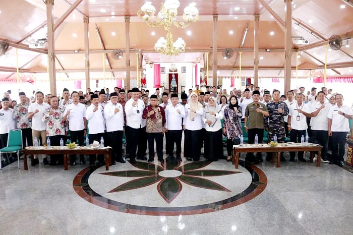 SIAP BERKOLABORASI: Wabup Bangkalan Moch. Fauzan Ja&rsquo;far berfoto bersama peserta pembukaan musda Dekopinda di Pendopo Agung Rabu (10/12). (PROKOPIM UNTUK JPRM)