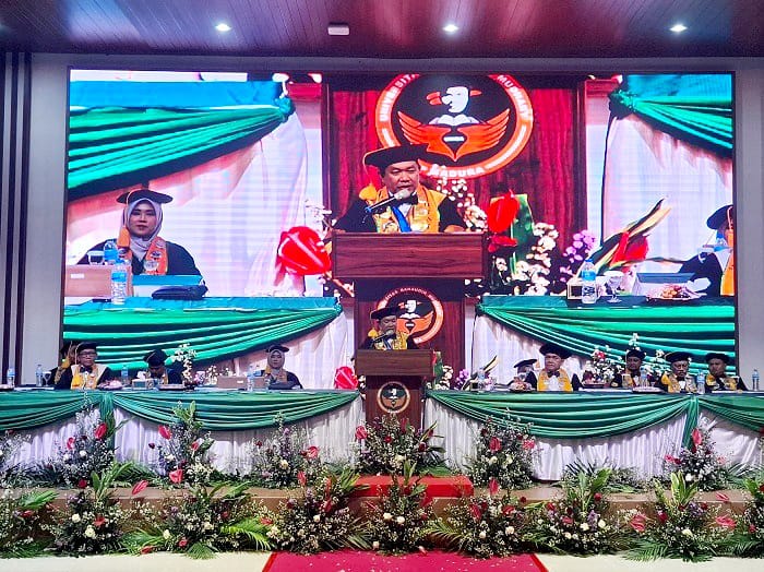 FOKUS: Rektor Uniba Madura Prof Rachmad Hidayat saat menyampaikan sambutan dalam acara wisuda IV Uniba Madura di Gedung Tuan Ghube kampus setempat Rabu (10/12). (MOH. LATIF/JPRM)