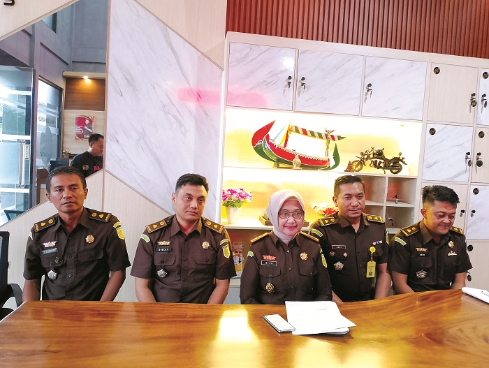 BERWIBAWA: Kajari Sampang Fadilah Helmi (berhijab) didampingi sejumlah anak buahnya saat jumpa pers memperingati Hakordia di kantornya pada Selasa (9/12). (UBAIDILLAHIR RAIE/JPRM)