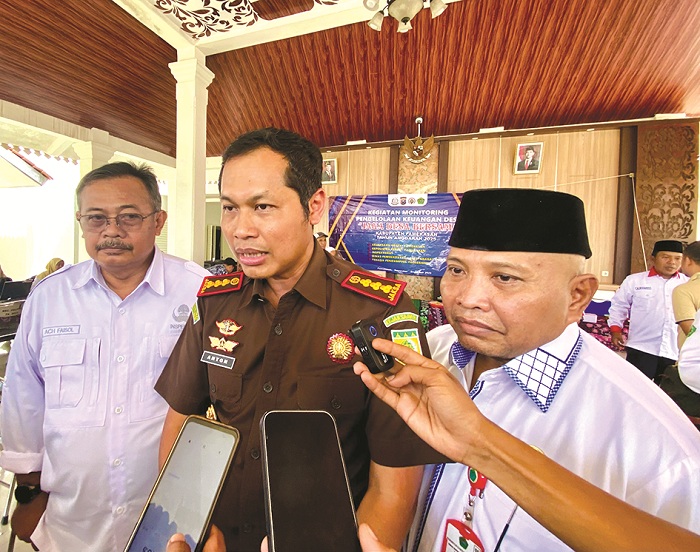 PERINGATAN KERAS: Kajari Pamekasan Anton Arifullah didampingi Inspektur Inspektorat Ach. Faisol dan Kepala DPMD Kusairi memberikan keterangan kepada awak media Rabu (10/12). (MOH. IQBAL AFGANI/JPRM)
