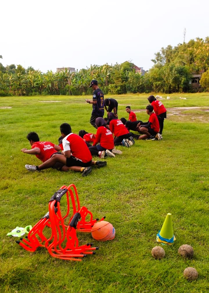 BERSEMANGAT: Atlet NPCI Pamekasan mengikuti latihan rutin di Kecamatan Pademawu, Jumat (1/8).