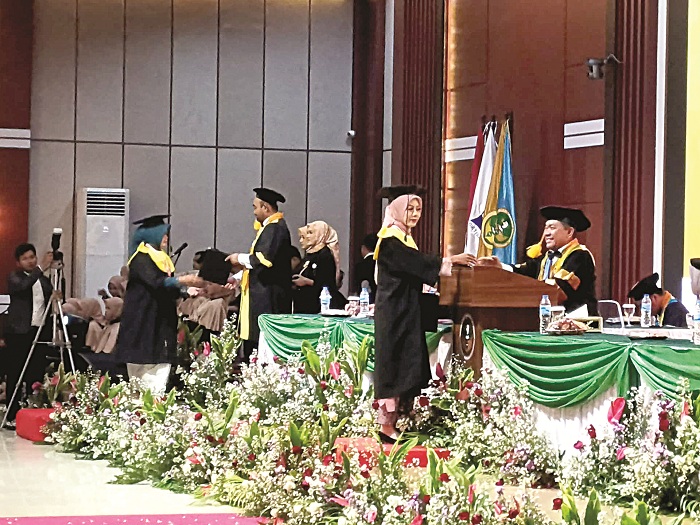 AKADEMIS: Rektor Uniba Madura Prof Rachmad Hidayat saat menjalani prosesi wisuda di Gedung Tuan Ghube kampus setempat Rabu (10/12). (MOH. LATIF/JPRM)