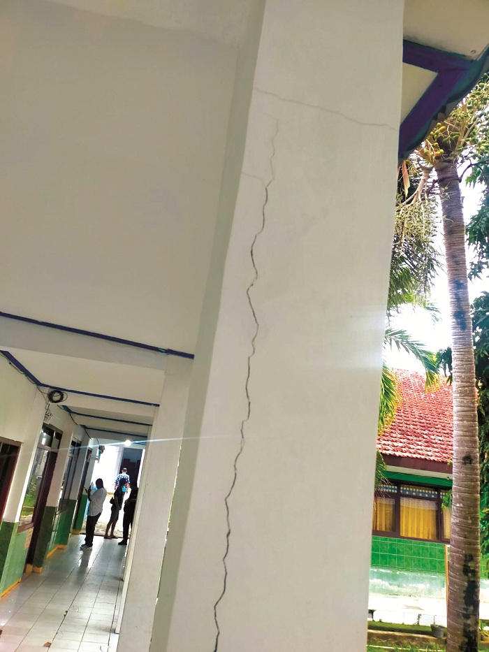JANGGAL: Tiang proyek konstruksi SMPN 2 Ketapang retak saat dicek di lokasi oleh tim dari Kejari Sampang beberapa waktu lalu. (KEJARI UNTUK JPRM)