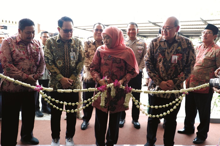 LAUNCHING: Gubernur Jatim Khofifah Indar Parawansa meresmikan kantor Samsat Bangkalan&nbsp;Kamis (11/12).&nbsp;(VIVIN AGUSTIN HARTONO/JPRM)