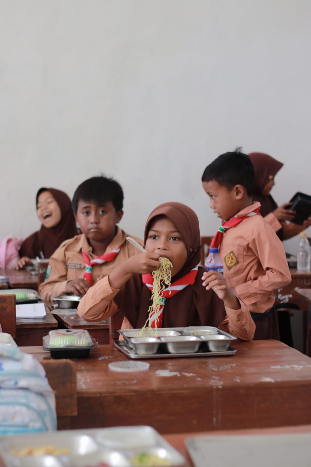 LAHAP: Indi dan Fahmi makan mie ayam jatah MBG di SDN Dulang, Torjun, Sampang.