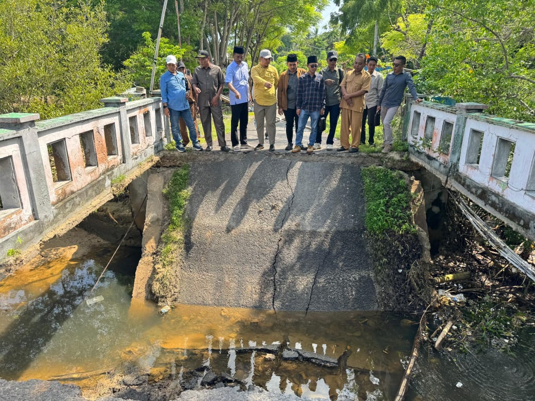 MEMPRIHATINKAN: Komisi III saat melakukan sidak ke lokasi jembatan ambruk di Desa Bringsang, Kecamatan Gili Genting, pada Senin (8/12).