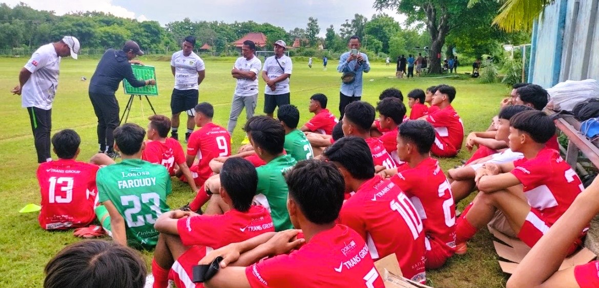 FOKUS: Sejumlah pemain Perssu MC saat mendengarkan arahan pelatih sebelum melakukan laga uji coba di lapangan sepak bola Pasongsongan.