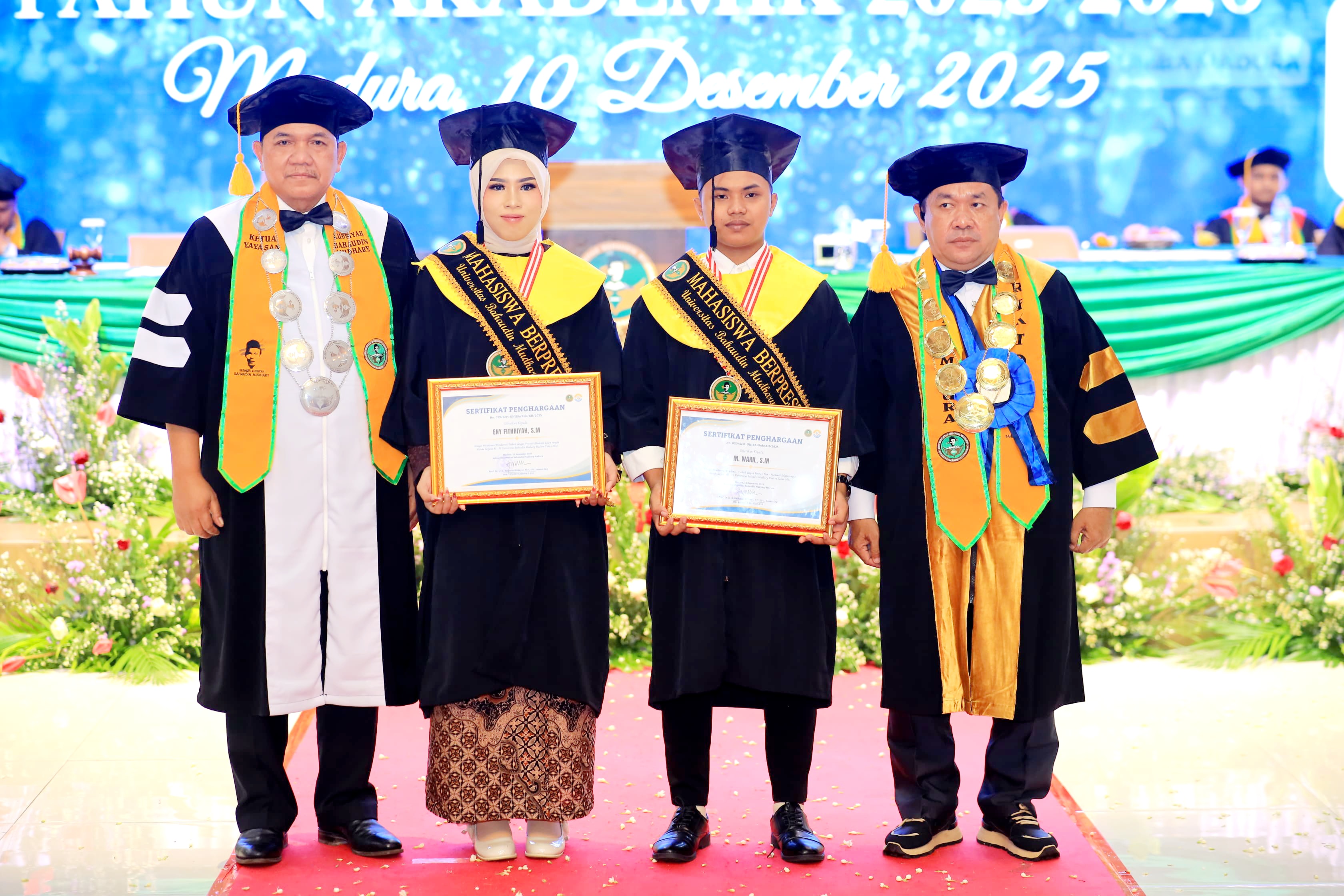 BERPRESTASI: Ketua Yayasan Kudsiyah Bahaudin Mudhary, Prof Dr Achsanul Qosasi bersama Rektor Uniba Madura Prof Rachmat Hidayat usai memberikan penghargaan pada dua mahasiswa berprestasi, Rabu (10/12).