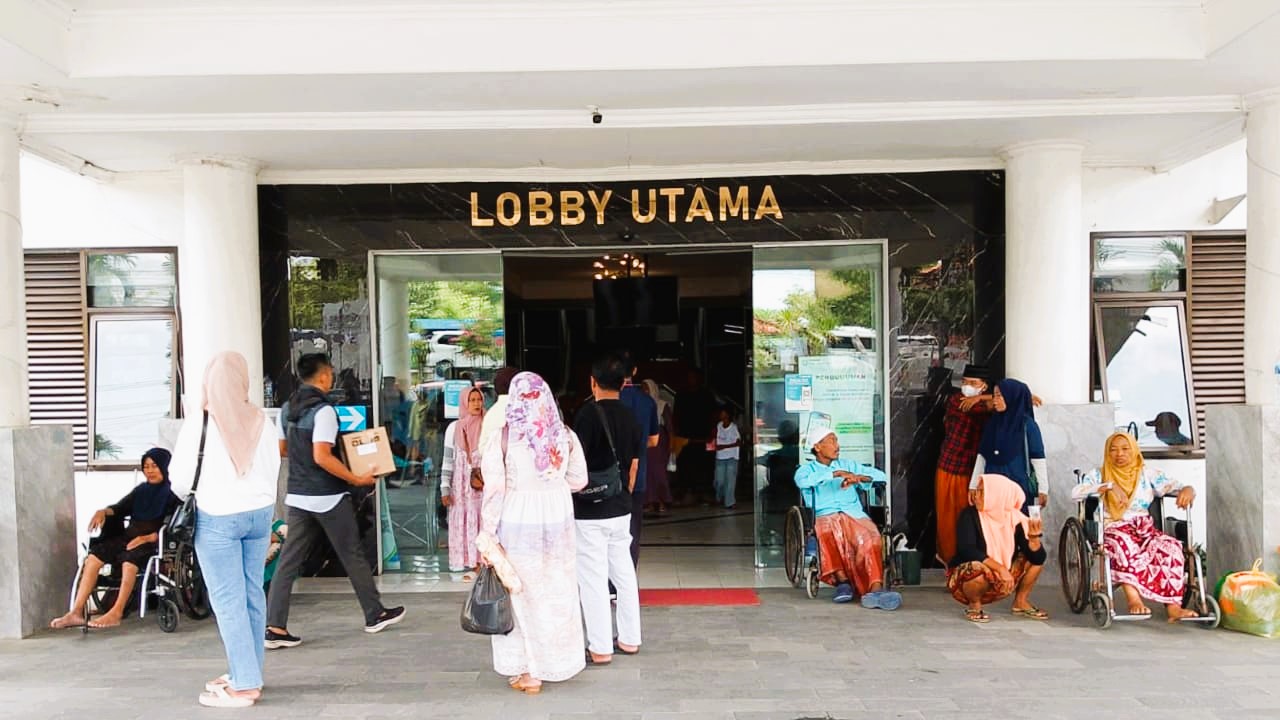 FASKES: Sejumlah warga sedang mengakses layanan kesehatan di RSUD Dr H Slamet Martodirdjo (Smart), Jumat (5/12).