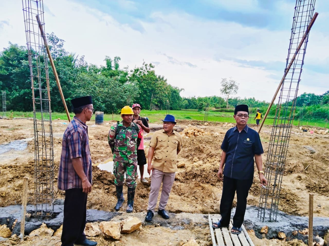 TELITI: Wabup Sukriyanto (kemeja cokelat) meninjau pembangunan Kopdes Merah Putih di Kecamatan Pademawu, Selasa (9/12).