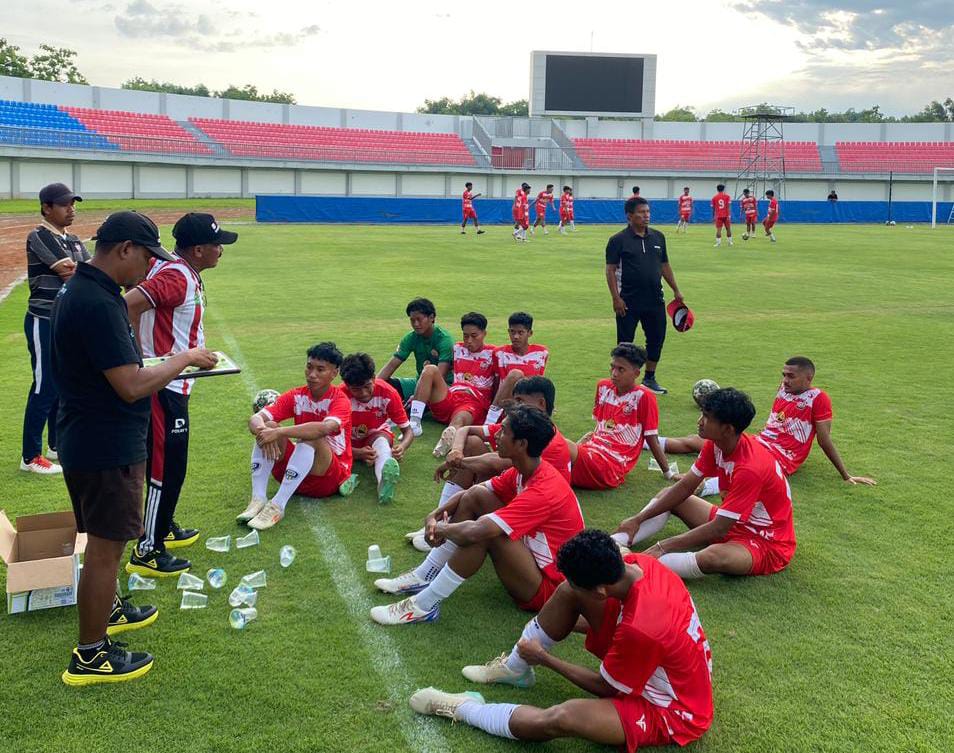 BERSEMANGAT: Pelatih memberikan arahan kepada pemain usai laga uji coba di SGMRP Pamekasan, Jumat (5/12).