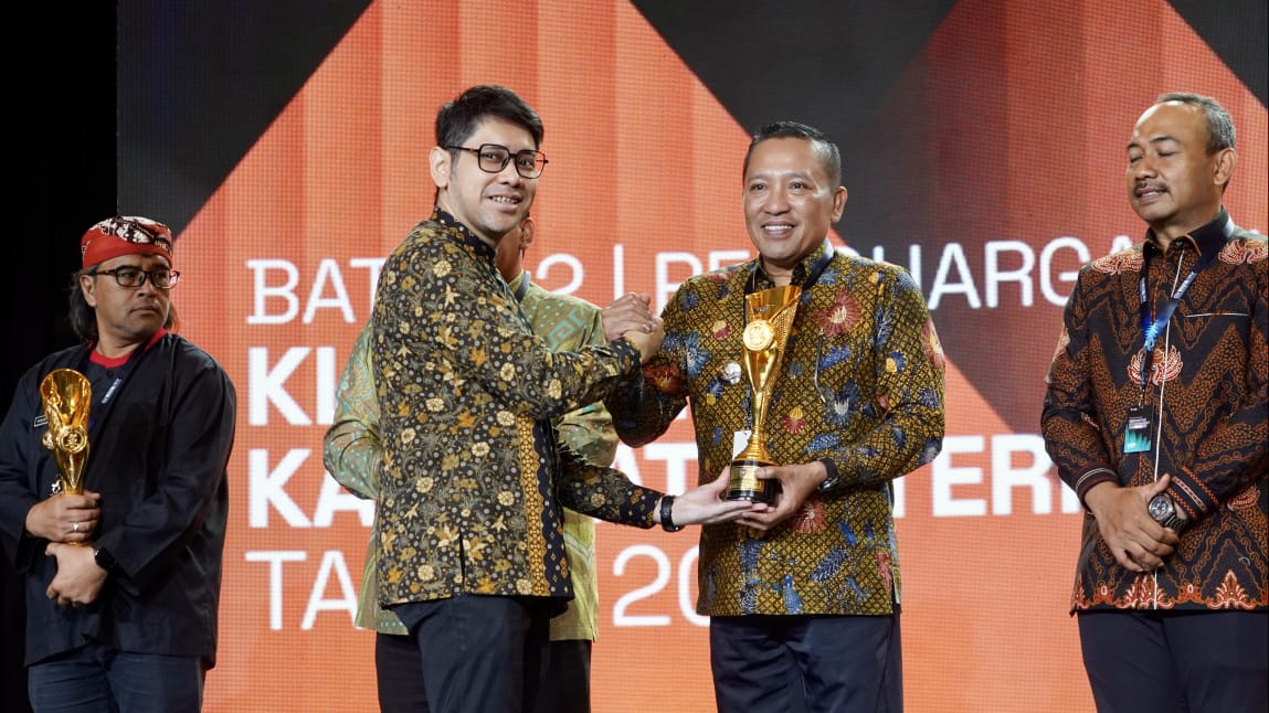 GEMILANG: Bupati Sampang Slamet Junaidi menerima penghargaan IGA 2025 pada acara penganugerahan IGA yang berlangsung di Kempinski Grand Ballroom, Jakarta, Rabu (10/12).