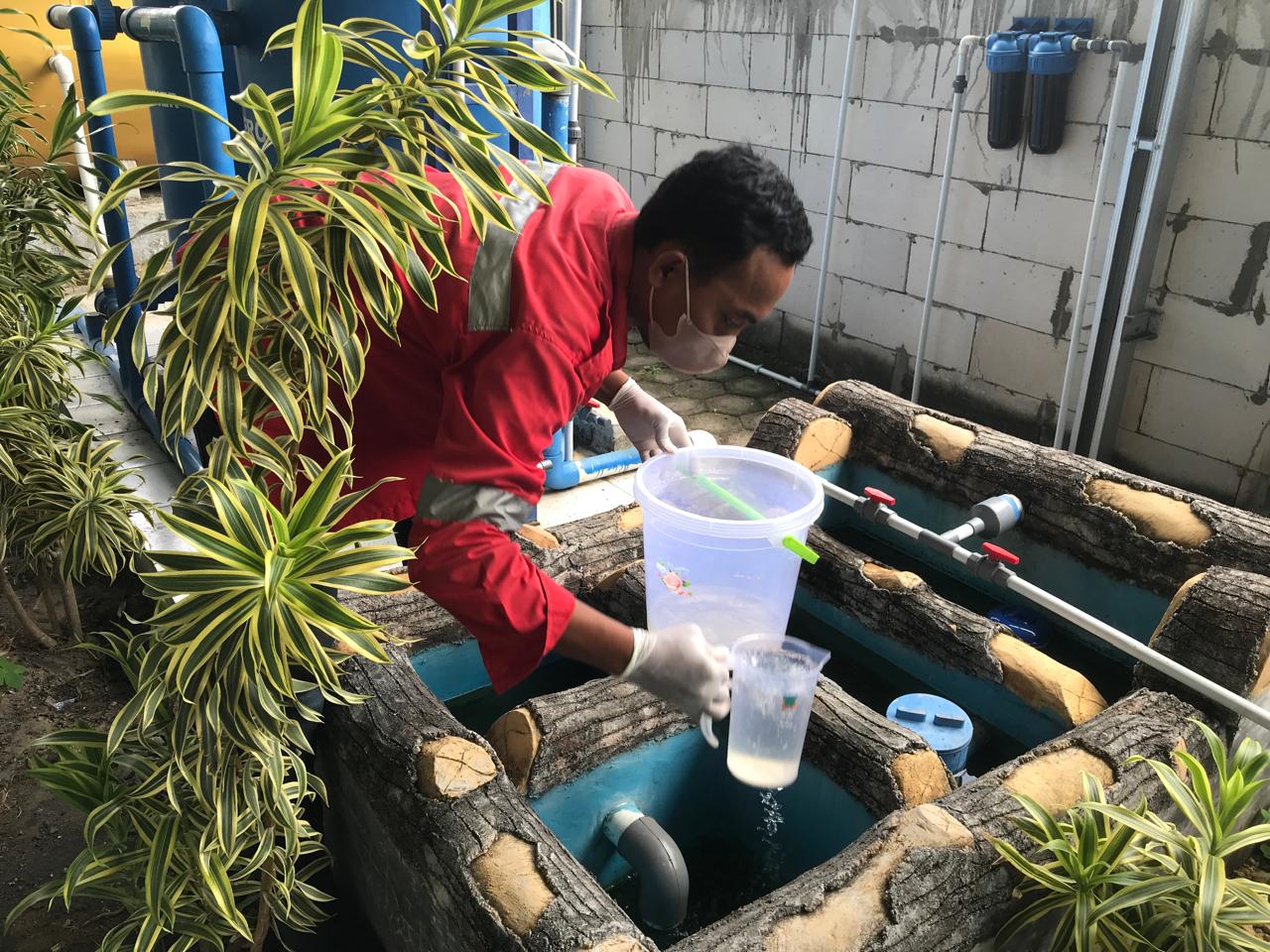 LINGKUNGAN: Petugas saat mengambil sampel air limbah di Puskesmas Camplong, Selasa (9/12).