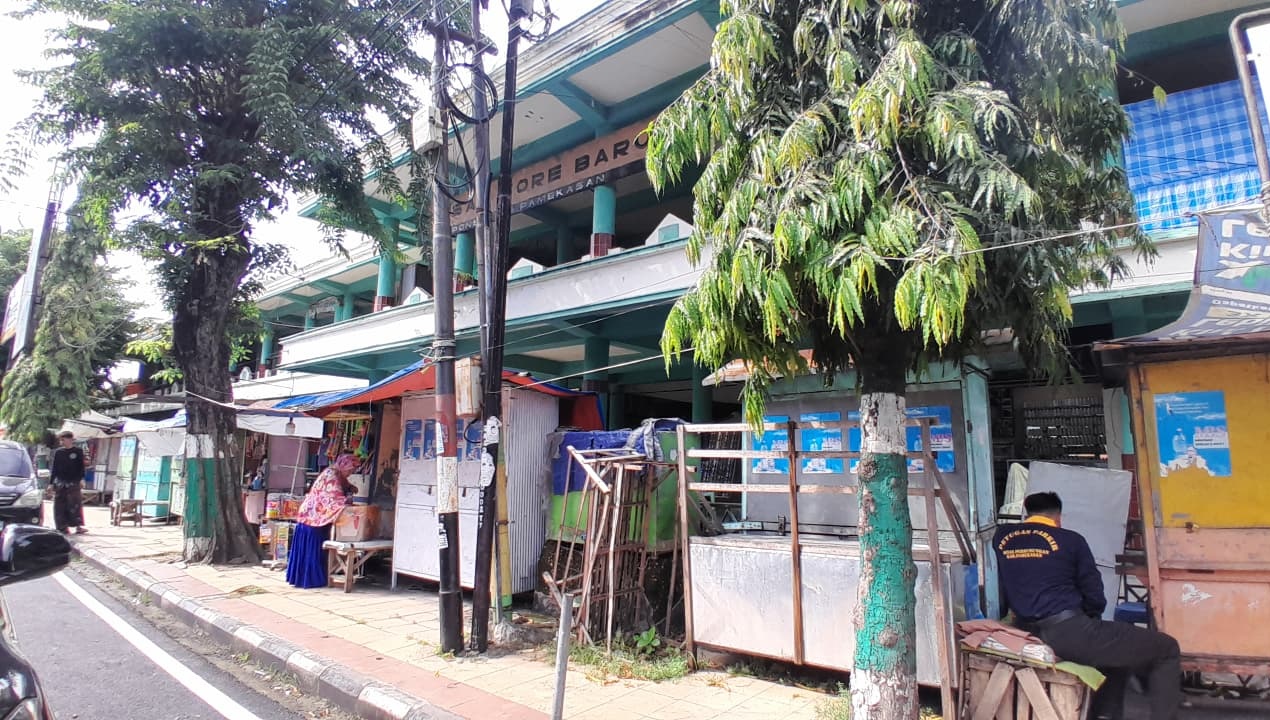 OBJEK PENDAPATAN: Pedagang Pasar Sore Pamekasan berada di lapak jualannya, Rabu (10/12).