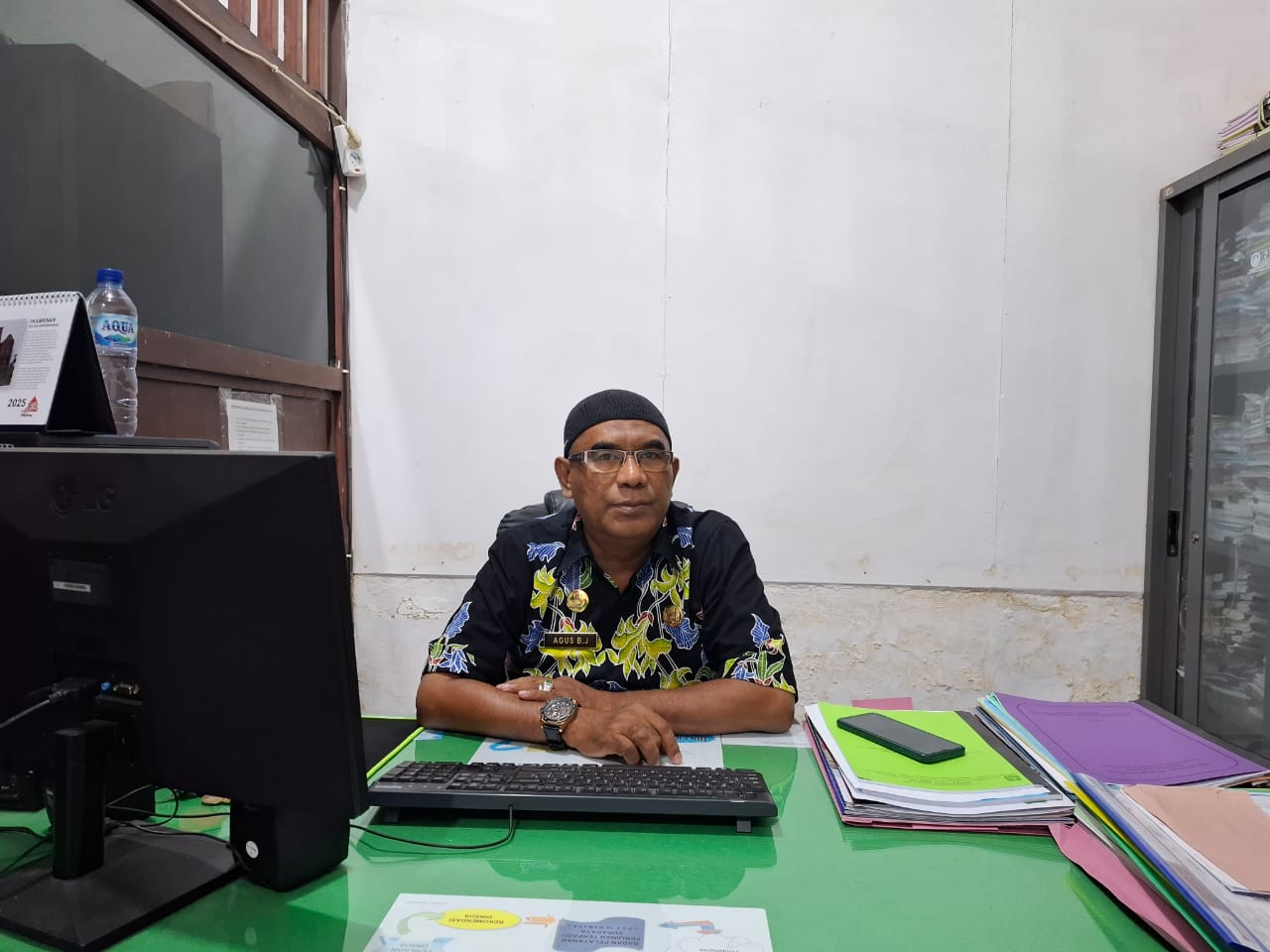 MENJELASKAN: Kabid Pemberdayaan Sosial Dinsos P3A Sumenep Agus Boedianto ditemui di ruangannya, Kamis (20/11).