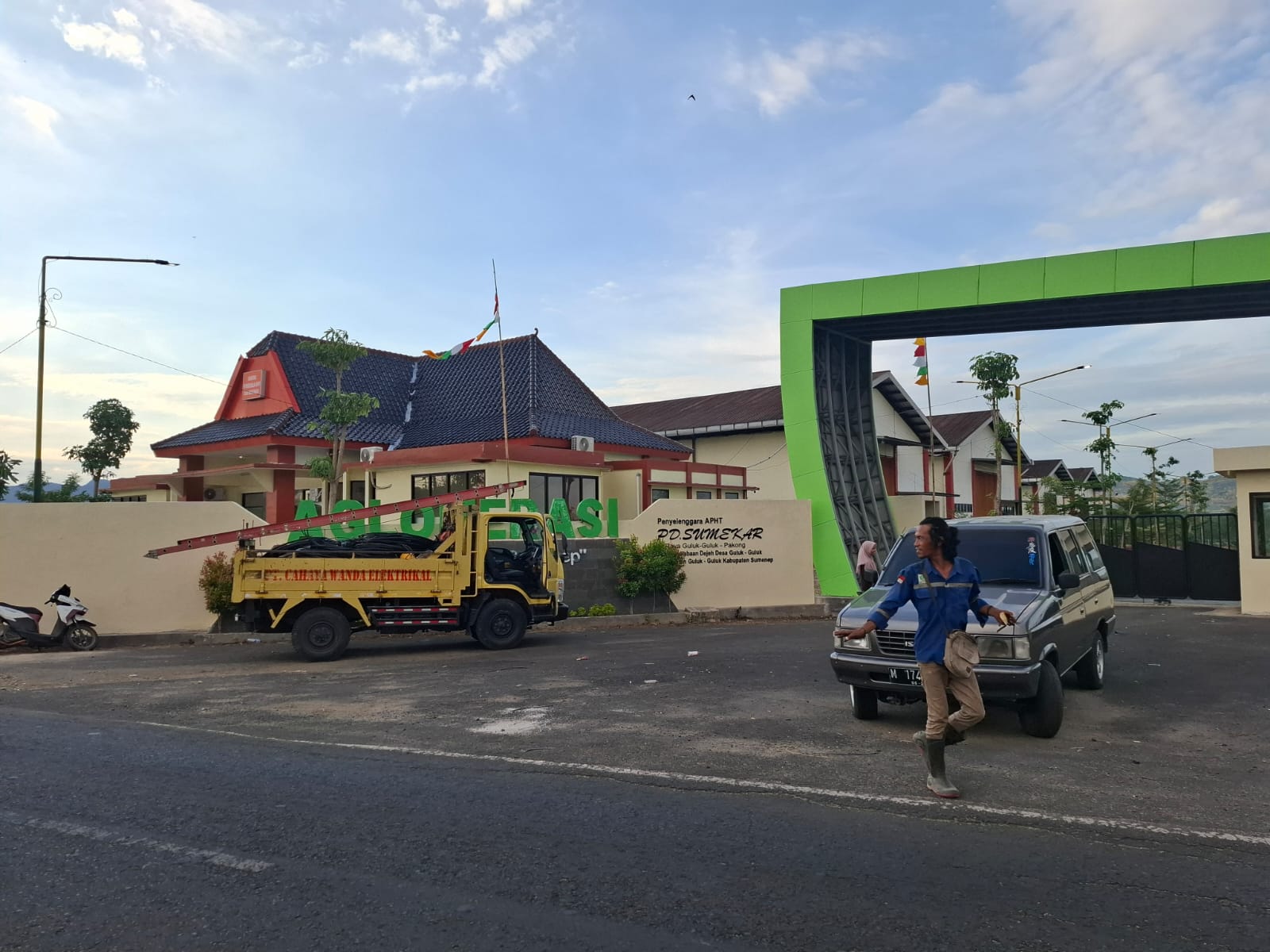 MEGAH: Warga melintas di depan gedung APHT di Kecamatan Guluk-Guluk, Sumenep, Senin (15/9).