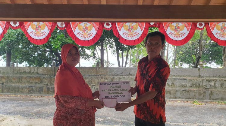 SUMRINGAH: Pelaku UMKM di Desa Masalima Kecamatan Masalembu, Sumenep mendapat bantuan modal usaha dari Baznas melalui pemerintahan desa setempat.