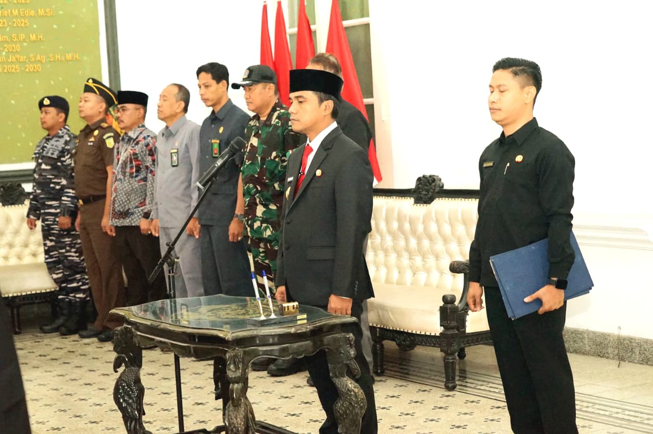 VISIONER: Bupati Bangkalan Lukman Hakim memimpin prosesi pengambilan sumpah dan janji JPTP di Pendopo Agung, Rabu (20/8). (PROKOPIM UNTUK JPRM)
