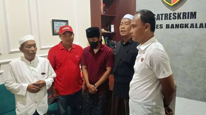 KOOPERATIF: Terduga pelaku pelecehan seksual UF mendatangi Polres Bangkalan, Rabu (10/12). (POLRES BANGKALAN UNTUK JPRM)