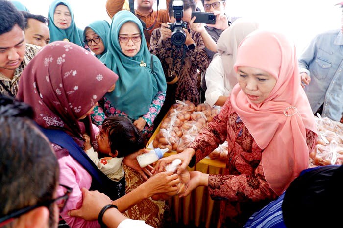 MURAH MERIAH: Gubernur Jatim Khofifah Indar Parawansa menyalurkan langsung sembako kepada warga&nbsp;Kamis (11/12). (VIVIN AGUSTIN HARTONO/JPRM)