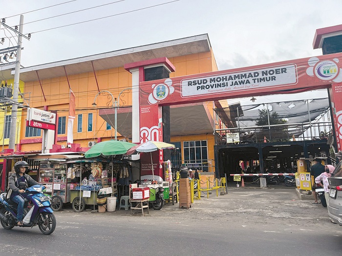 SANTAI: Pengunjung berada di RSUD dr Mohammad Noer (RSMN) Pamekasan Jumat (12/12). (MOH. IQBAL AFGANI/JPRM)