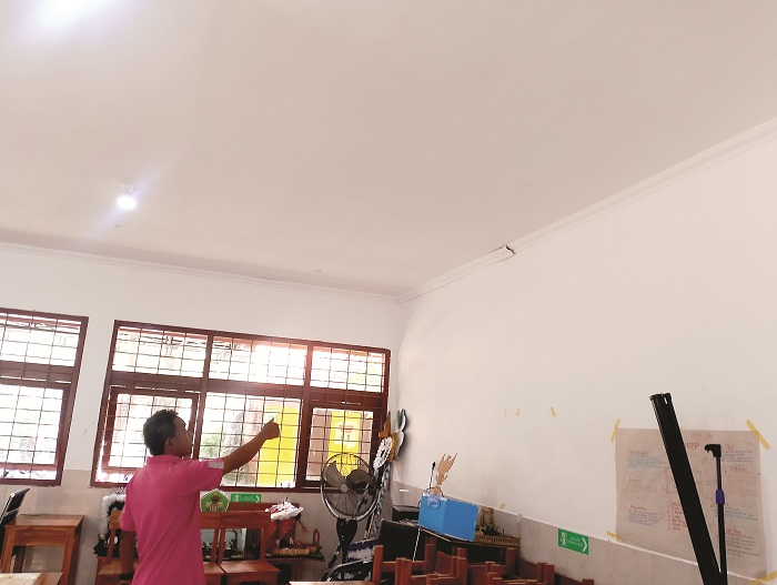 TIDAK BERTAHAN LAMA: Plafon gipsum mainan ruang laboratorium SMPN 3 Sampang Jumat (12/12). (UBAIDILLAHIR RAIE/JPRM)