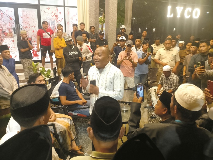 DIGERUDUK: Massa memadati halaman Lyco Cafe di Kelurahan Polagan, Kecamatan Kota Sampang, Kamis (11/12) malam. (UBAIDILLAHIR RAIE/JPRM)