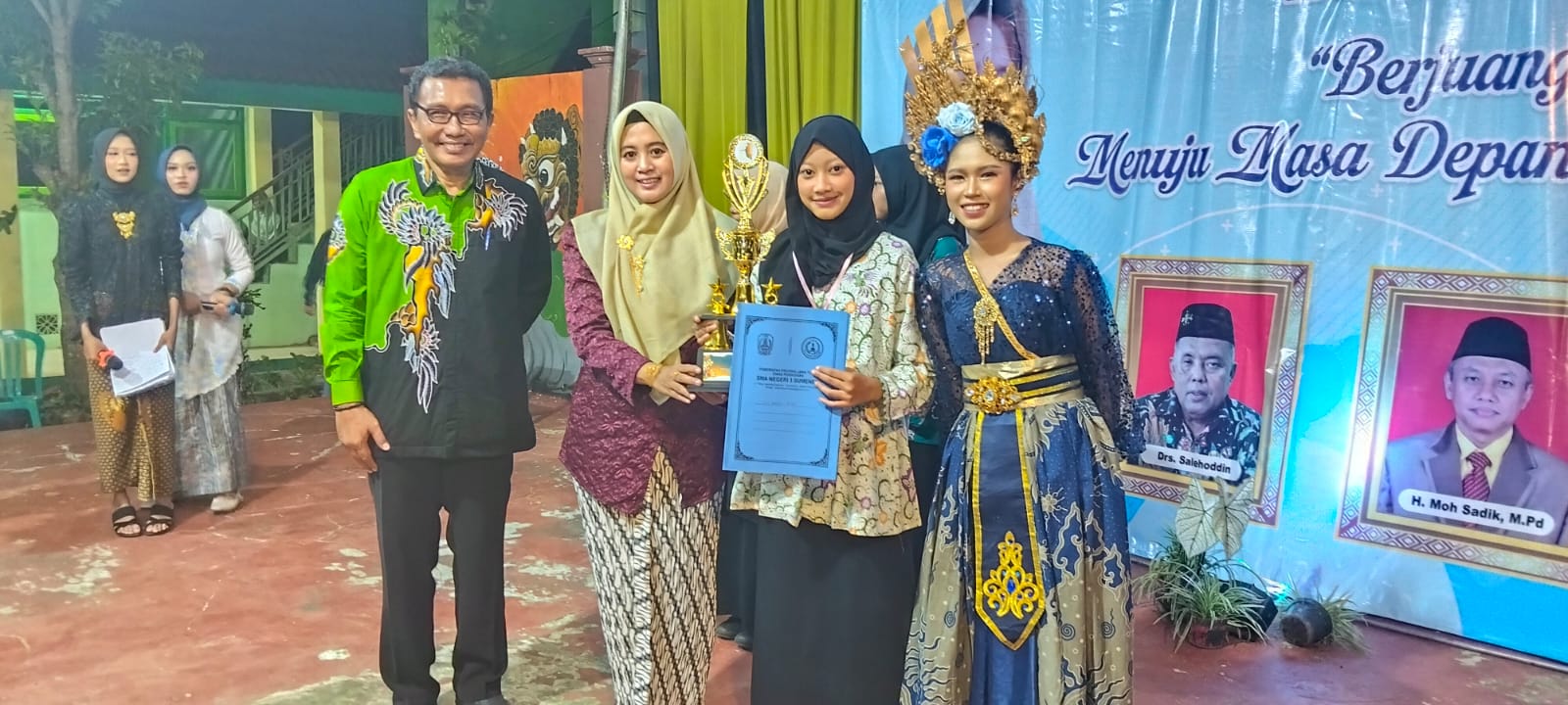 APRESIASI: Para Juara dihadirkan ke atas panggung kehormatan.