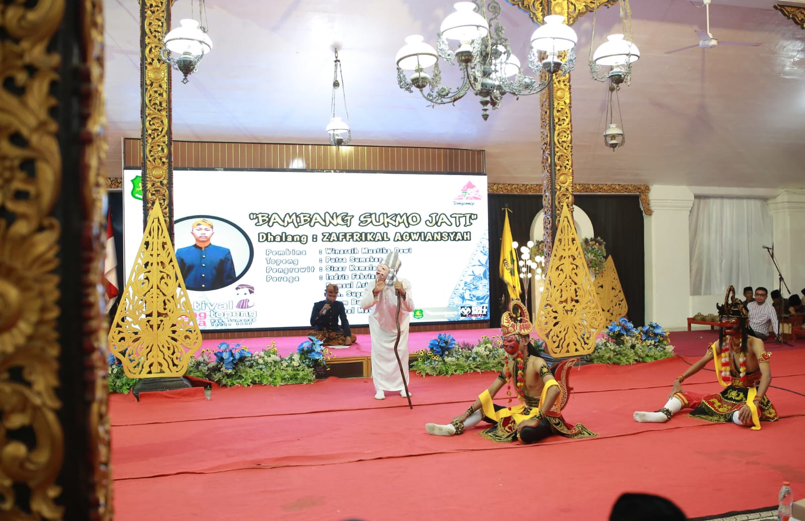 BERJALAN LANCAR: Festival seni dalang topeng yang terselengagra di Pendopo Keraton Sumenep, Rabu (10/12).