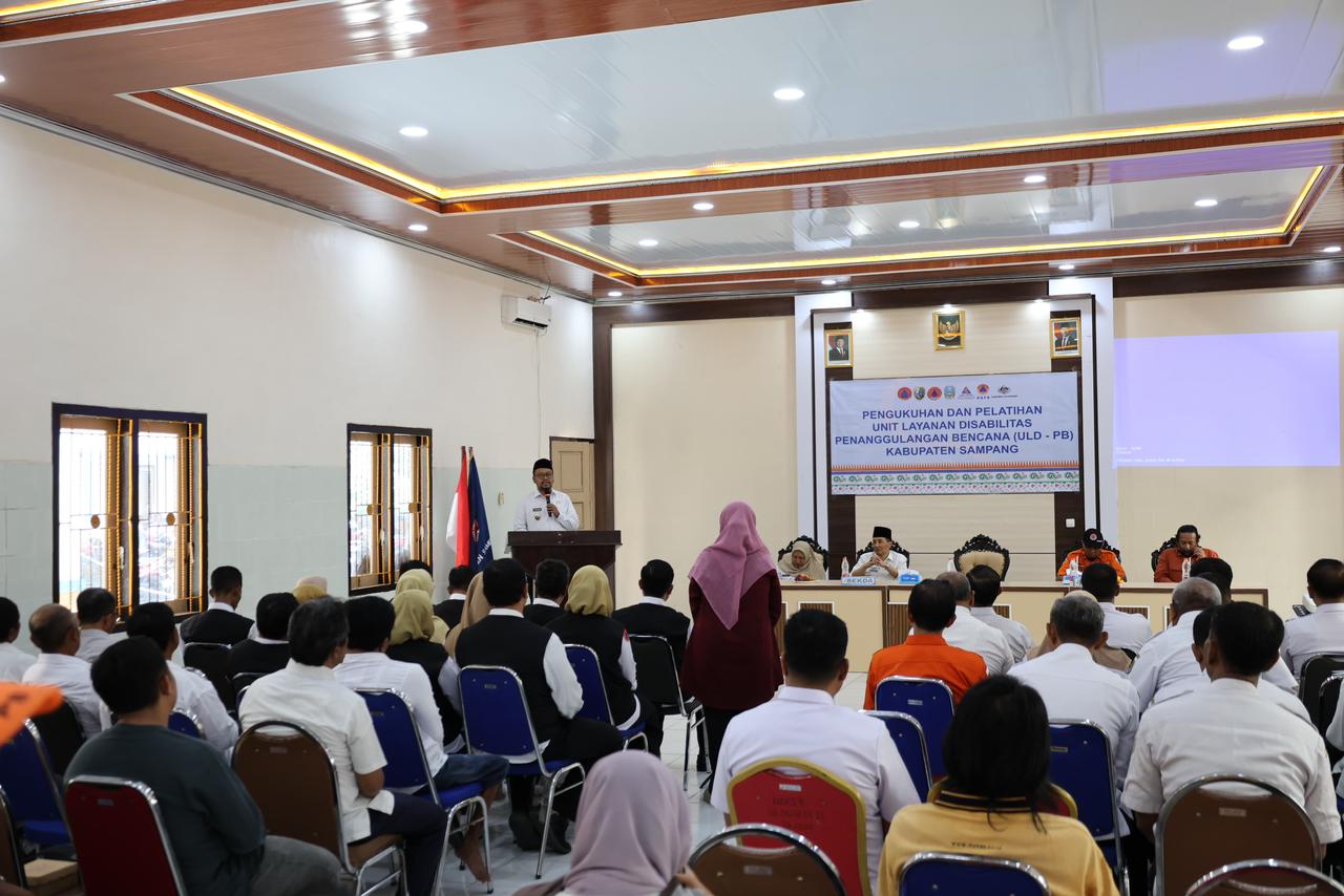 KARISMATIK: Wabup Ahmad Mahfudz menyampaikan sambutan saat pengukuhan dan pelatihan ULD PB Kabupaten Sampang di Aula kantor disperinaker, Rabu (10/12).