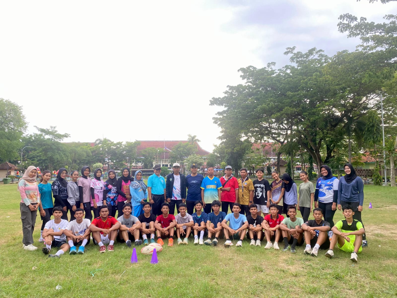 BERSEMANGAT: Atlet, pelatih, dan ofisial rugbi Pamekasan berfoto bersama saat latihan di Lapangan Nagara Bhakti Pamekasan, Rabu (10/12).