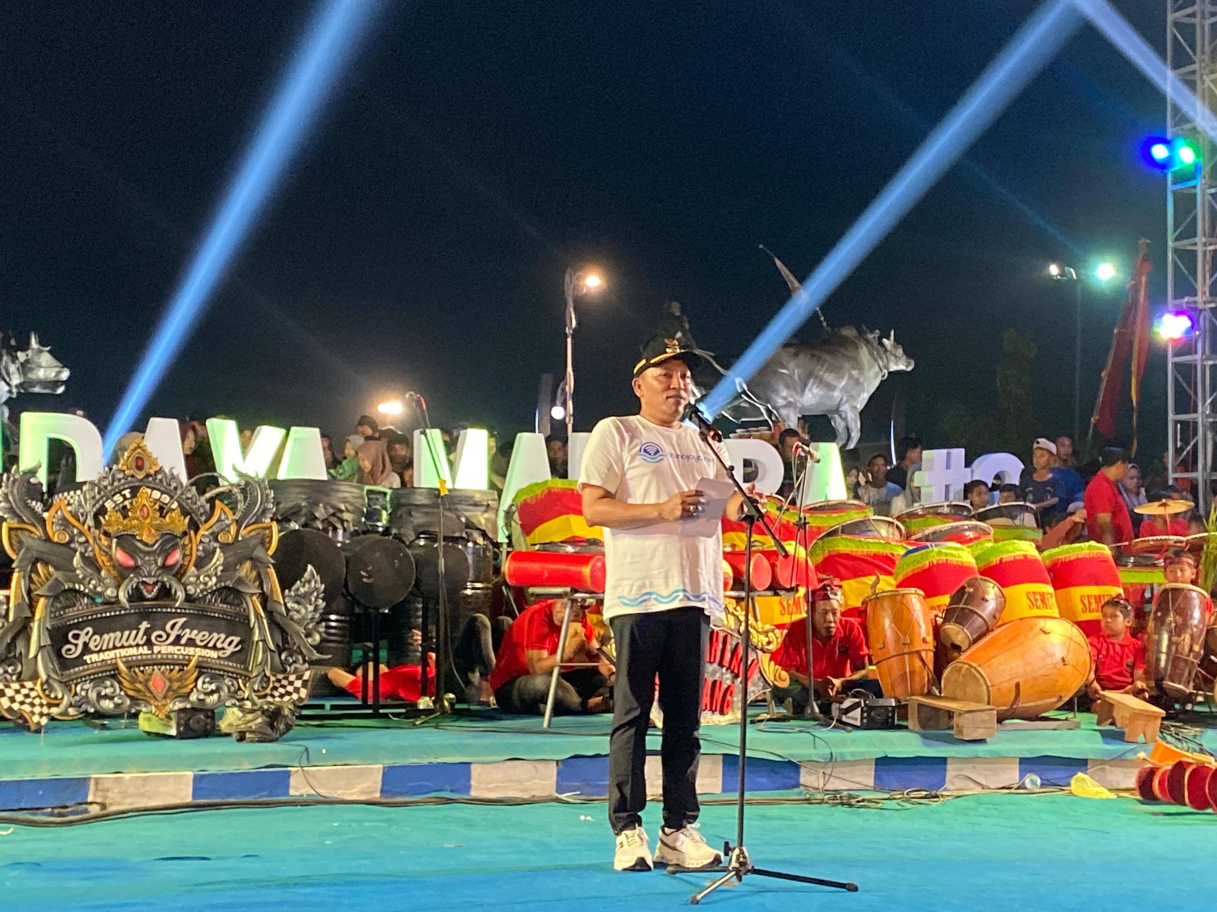 APRESIASI: Bupati Sampang Slamet Junaidi saat membuka acara Panggung Budaya Madura 3 di Alun-alun Trunojoyo, Sampang pada Jumat malam (12/12).