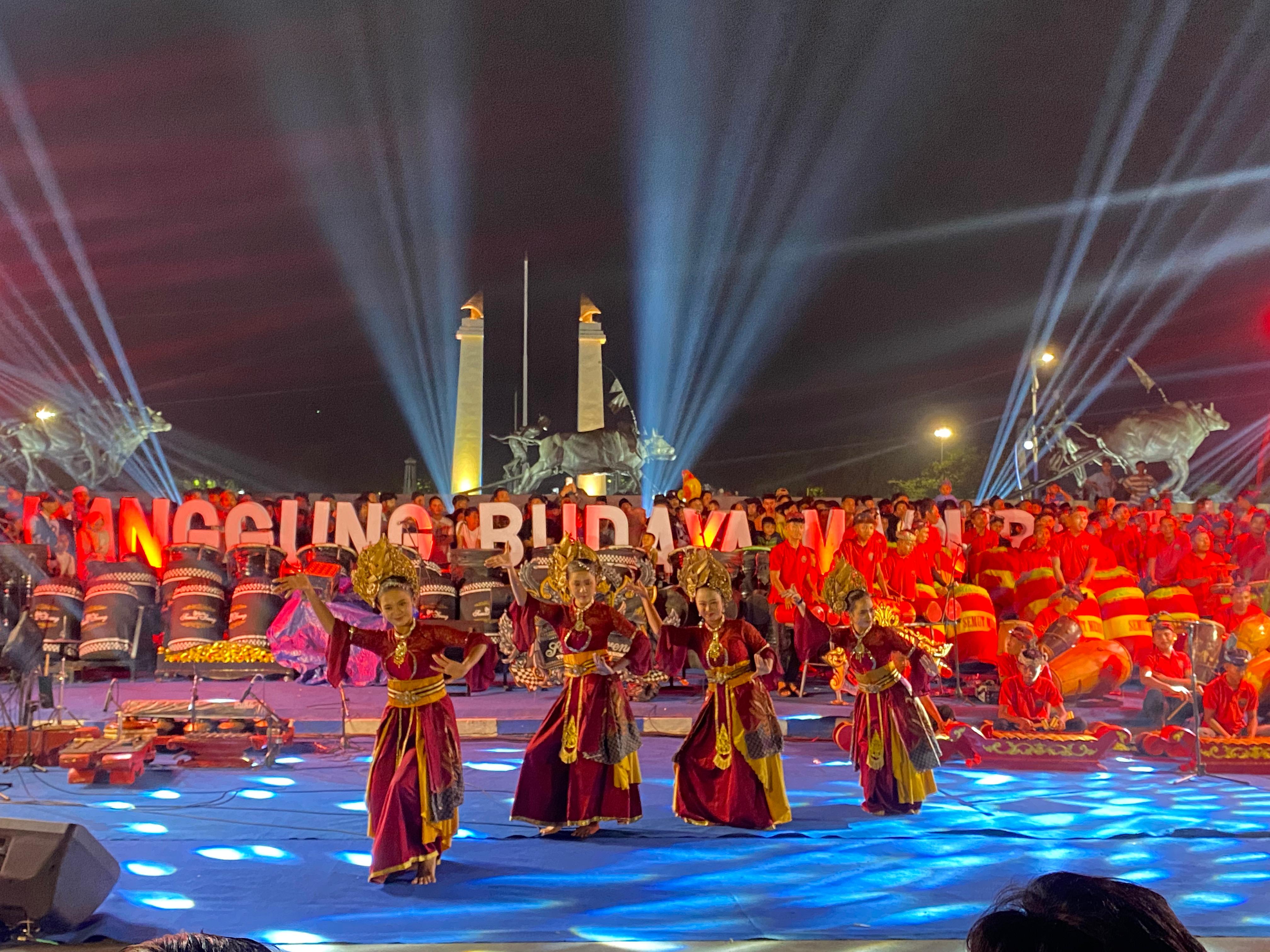 MEMUKAU: Penampilan penari mengiringi musik daul Panggung Budaya Madura di Alun-alun Sampang, Jumat (12/12).