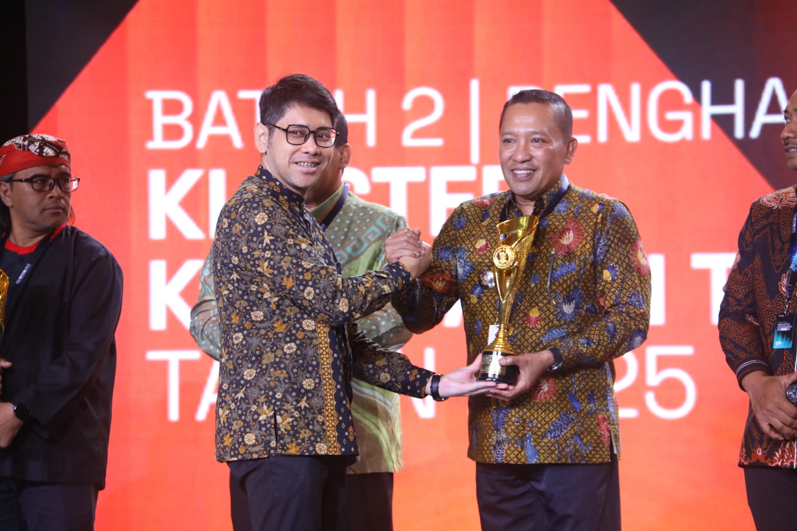INOVATIF: Bupati Sampang Slamet Junaidi menerima penghargaan Kabupaten Terinovatif yang ketiga dari Kemendagri di Jakarta, Rabu (10/12). (BSKDN KEMENDAGRI UNTUK JPRM)