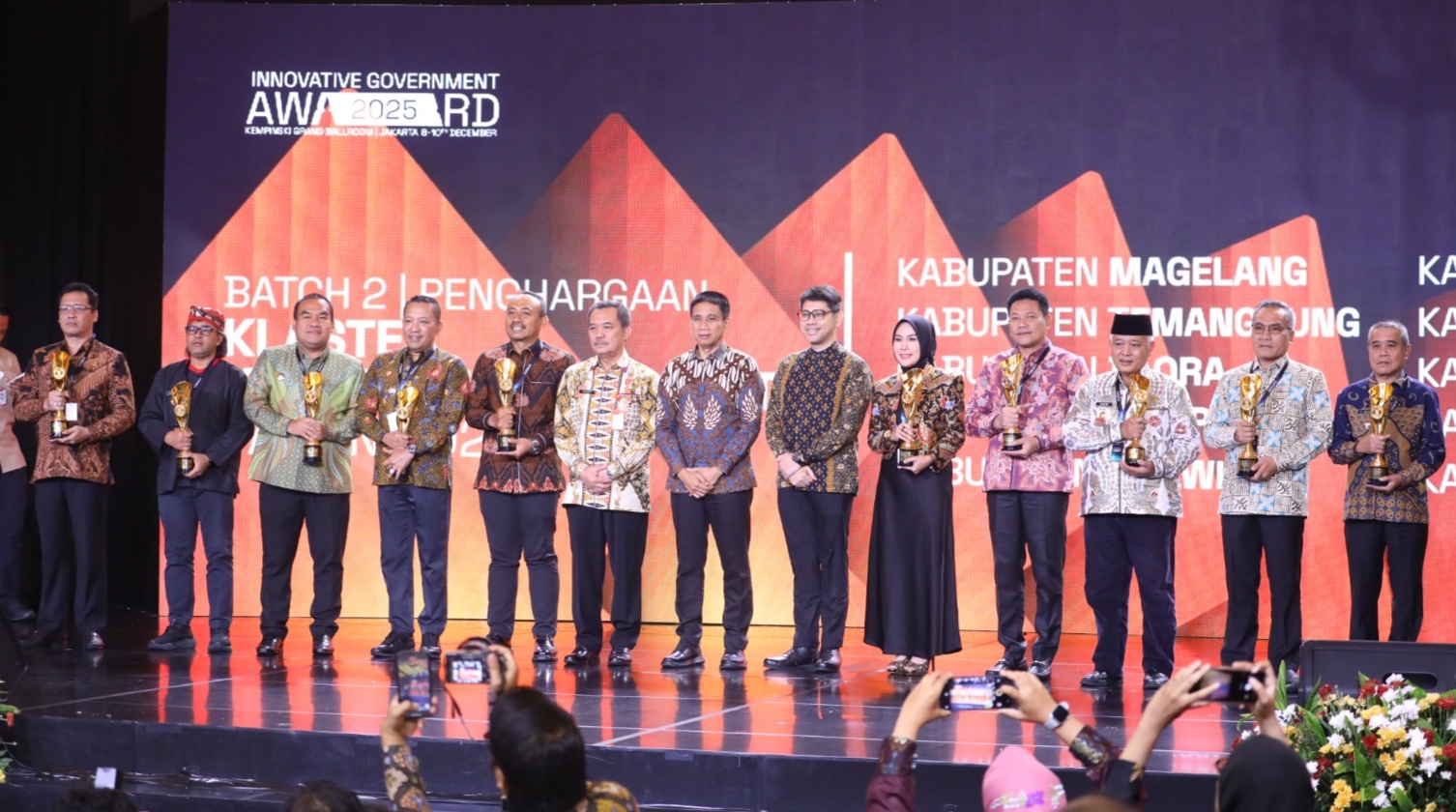 APRESIASI: Bupati Sampang Slamet Junaidi (empat dari kiri) foto bersama dengan kabupaten/kota peraih penghargaan IGA 2025 dari Kemendagri di Jakarta, Rabu (10/12). (BSKDN KEMENDAGRI UNTUK JPRM)