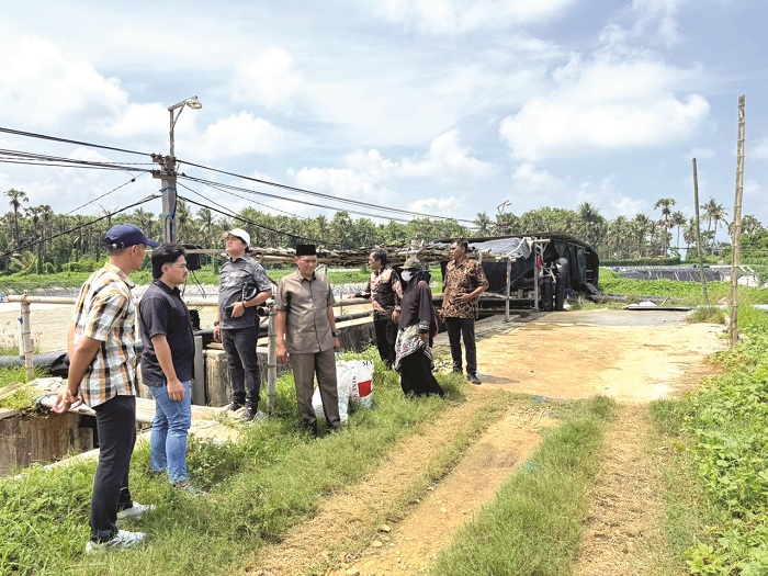 TURUN LANGSUNG: Komisi III DPRD Sumenep melakukan sidak di salah satu tambak udang di Kecamatan Dasuk, Kamis (11/12). (KOMISI III UNTUK JPRM)