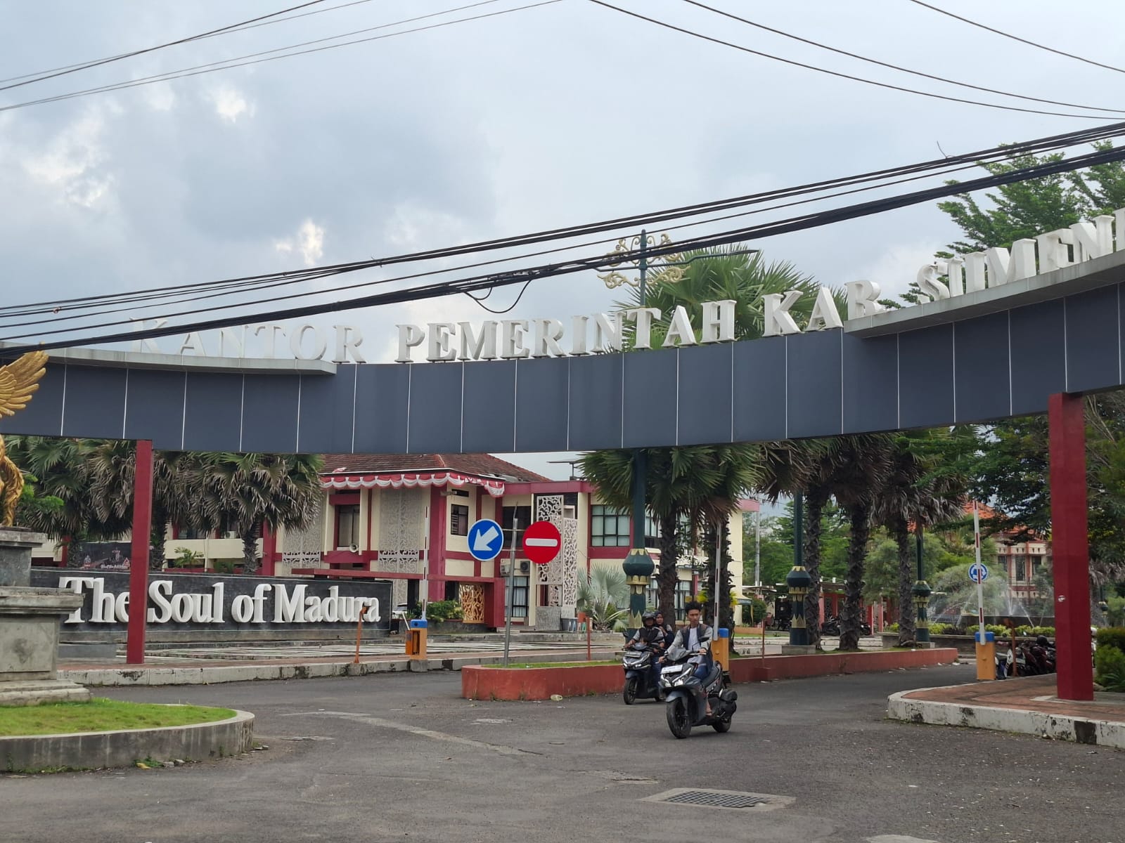 MEGAH: Masyarakat melintas di lingkungan kantor Pemkab Sumenep di Jalan Dr. Cipto, Desa Kolor, Kecamatan Kota Sumenep, Kamis (11/12).