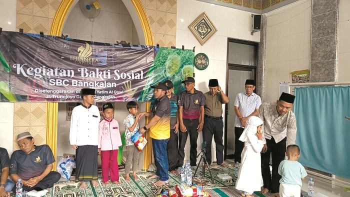 PEDULI: Singapore Bhinneka Capital (SBC) Bangkalan memberikan santunan kepada anak yatim dan duafa di Yayasan Graha Yatim Al Qowi, Pejagan, Bangkalan, Sabtu (13/12). (ZEINAL ABIDIN/JPRM)