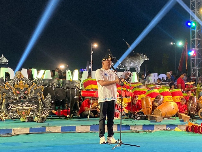APRESIASI: Bupati Sampang Slamet Junaidi saat menyampaikan sambutan saat acara Panggung Budaya Madura di Alun-Alun Trunojoyo, Jumat (12/12). (AYU LATIFAH/JPRM)