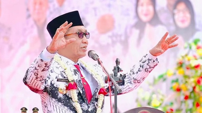 KOMITMEN: Bupati Pamekasan KH Kholilurrahman menyampaikan sambutan dalam Resepsi HUT Ke-80 PGRI dan Peringatan HGN 2025, Sabtu (6/12). (PROKOPIM UNTUK JPRM)