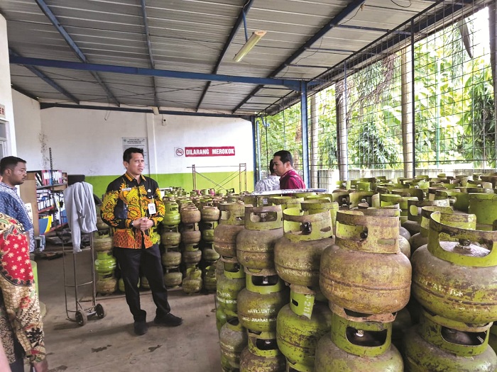 MONEV: Kabag Perekonomian dan SDA Setkab Sumenep Dadang Dedy Iskandar bersama tim monev memantau stok BBM dan LPG menjelang Nataru. (BAGIAN PEREKONOMIAN UNTUK JPRM)