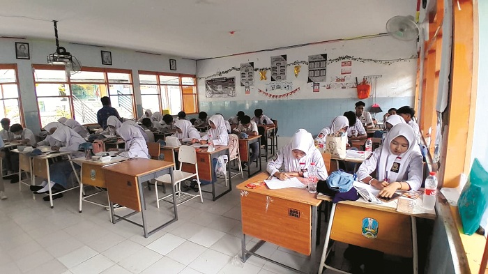 GENERASI EMAS: Murid SMAN 2 Pamekasan sedang mengikuti kegiatan belajar mengajar (KBM), Senin (17/11). (M. KHOLIL RAMLI/JPRM)