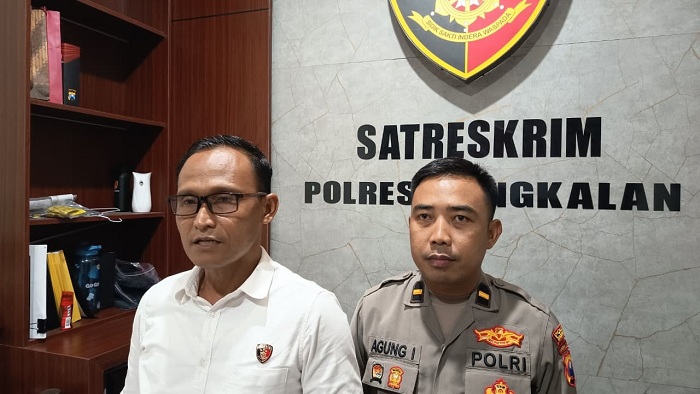 BERI KETERANGAN: Kasatreskrim Polres Bangkalan AKP Hafid Dian Maulidi didampingi Kasihumas Ipda Agung Intama saat ditemui di ruang kerjanya Kamis (11/12). (ZEINAL ABIDIN/JPRM)
