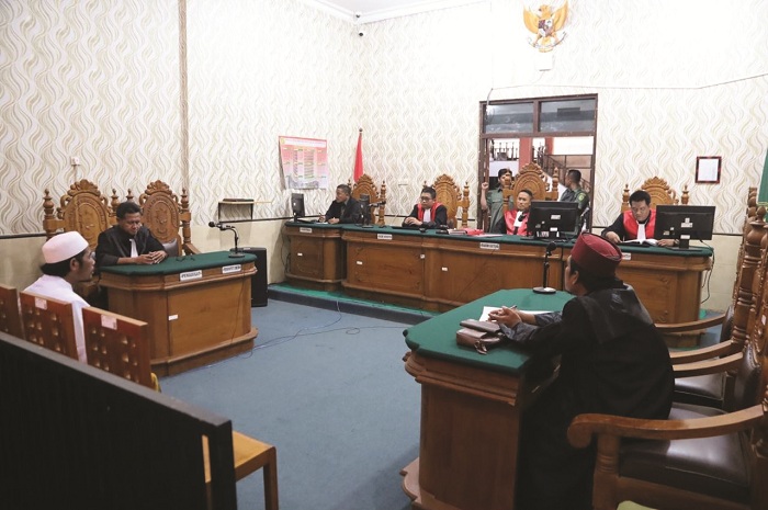 TERTUTUP: Proses persidangan terdakwa Moh. Sahnan yang berlangsung di Pengadilan Negeri Sumenep, Selasa (9/12). (HUMAS PN SUMENEP UNTUK JPRM)
